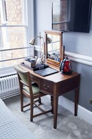 双人房 (with Shower) | 客房内商务中心