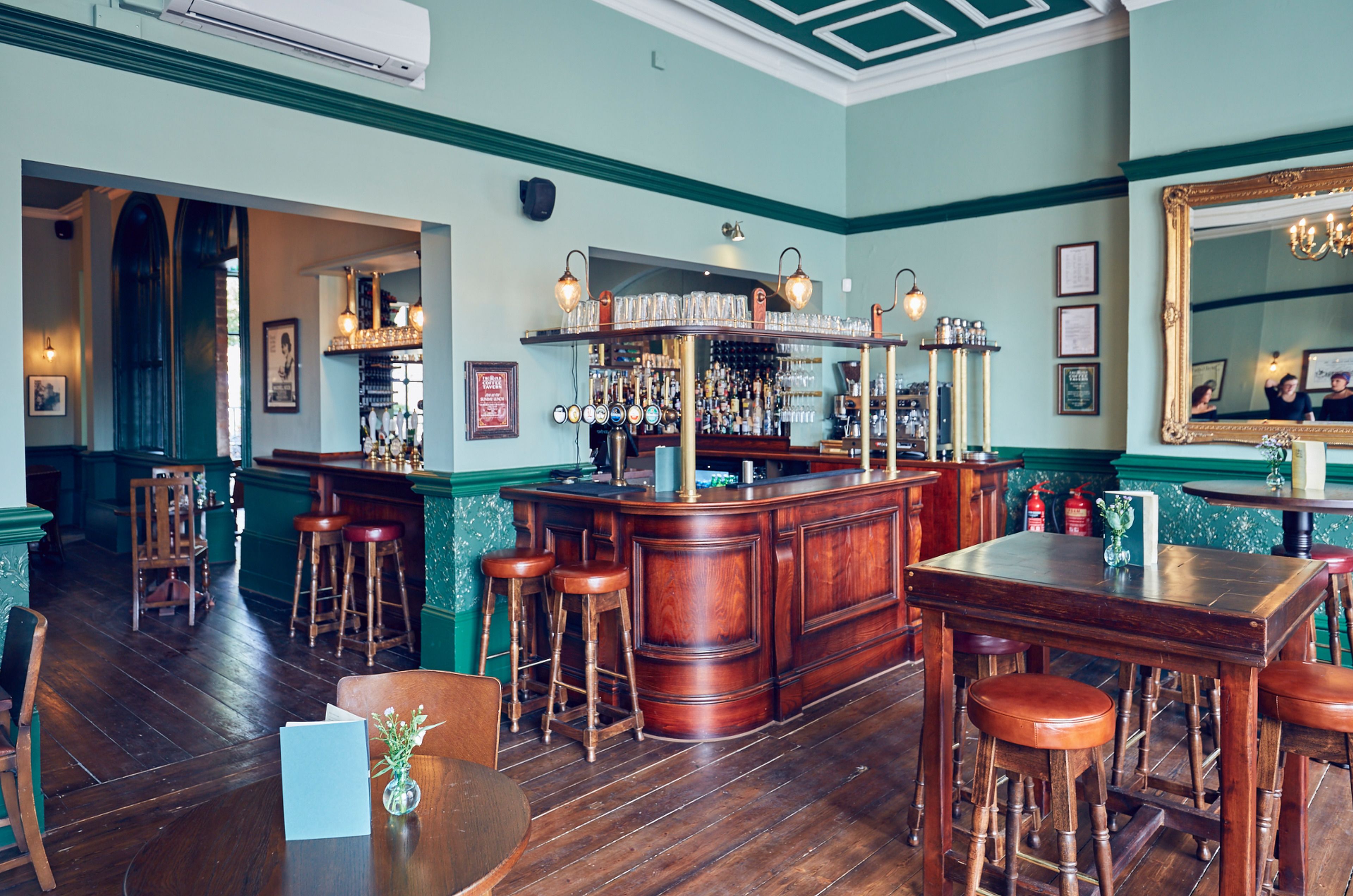 Bar (trong khuôn viên)