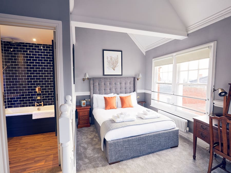 Double Room (with Bath) | Desk, free WiFi, bed sheets