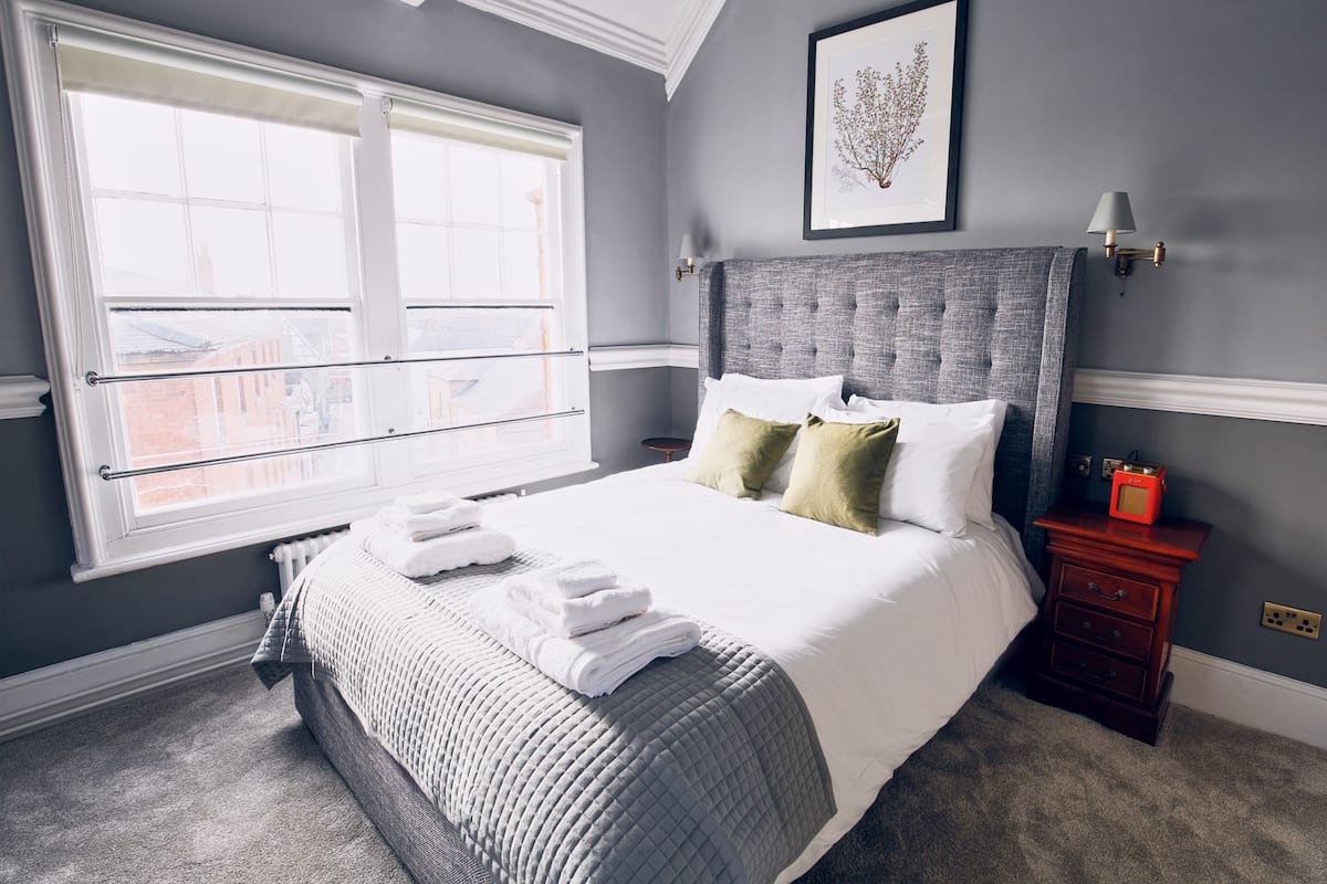 Escritorio, wifi gratis y ropa de cama