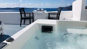 A hot tub with a view of the sea and mountains. - Aspa Caves (Santorini)