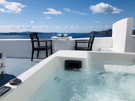 Un jacuzzi con vista al mar y a las montañas.