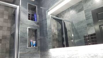 House, 5 Bedrooms | Bathroom | Shower, free toiletries, hair dryer, towels