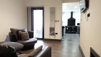 House, 5 Bedrooms | Living room | TV