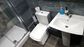 House, 5 Bedrooms | Bathroom | Shower, free toiletries, hair dryer, towels