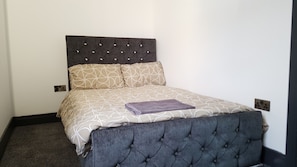 6 bedrooms, iron/ironing board, free cribs/infant beds, free WiFi - Modern Central House (Liverpool)