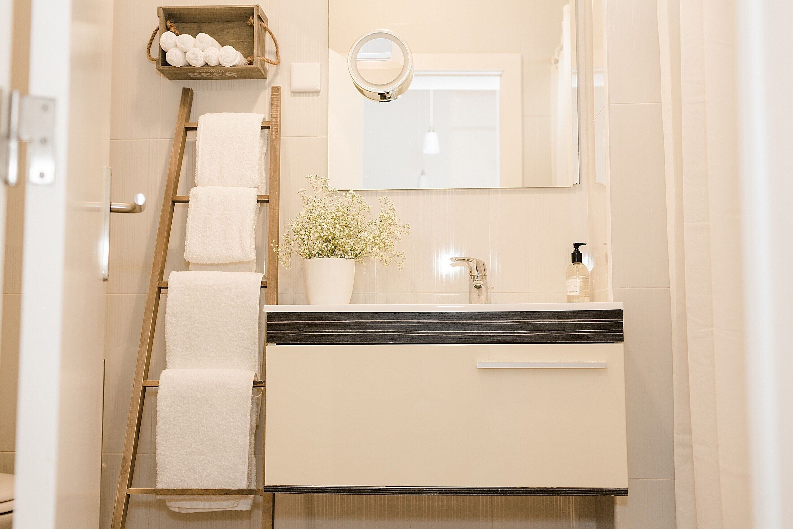 Apartment (Sapadores) | Bathroom | Shower, free toiletries, towels