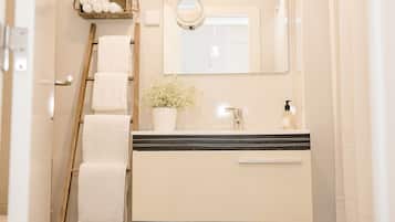 Apartment (Sapadores) | Bathroom | Shower, free toiletries, towels