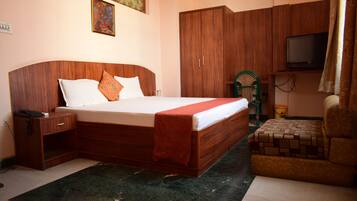 Deluxe Room | 1 bedroom, desk, rollaway beds, free wired Internet