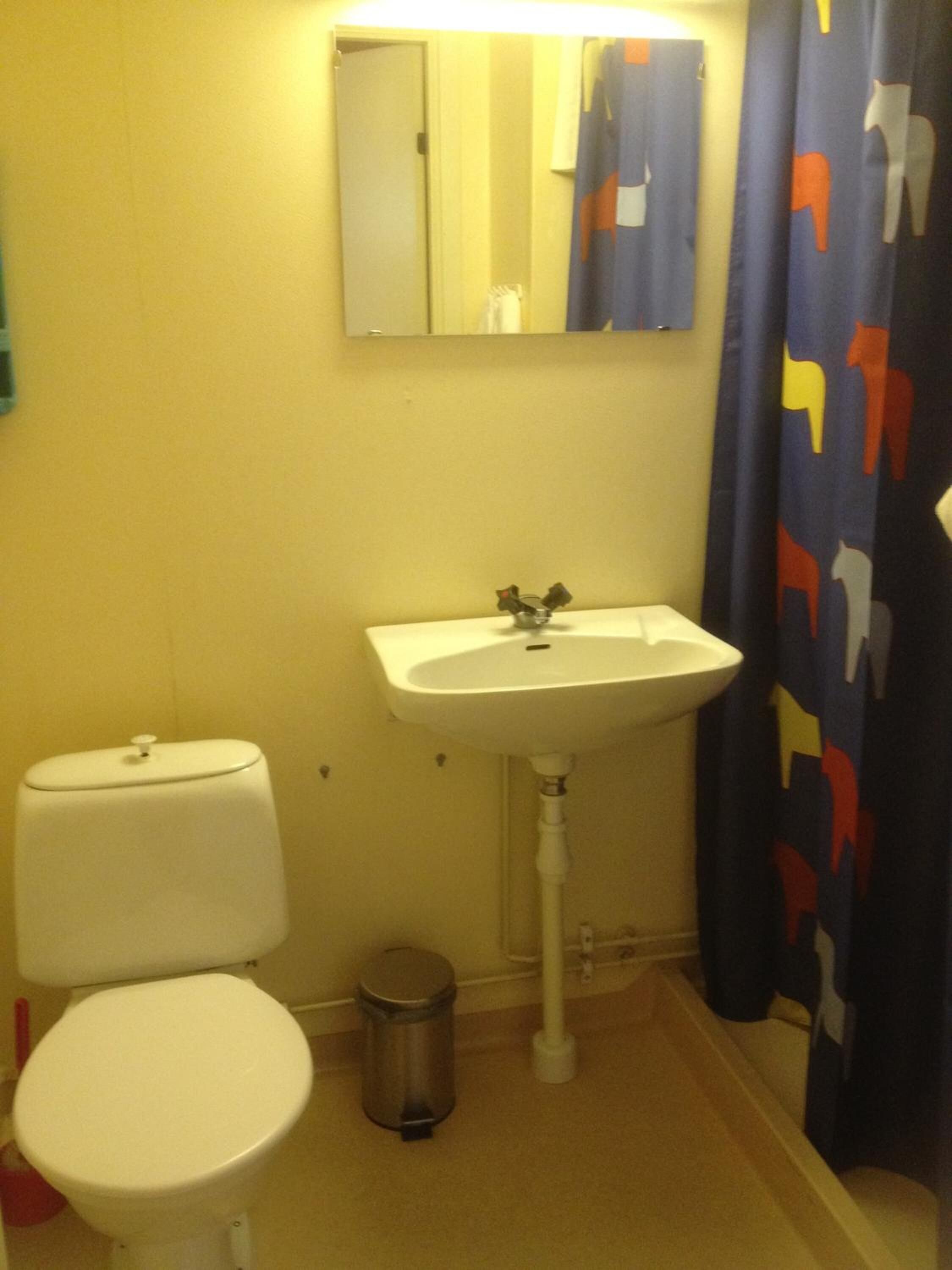 shower, free toiletries, towels