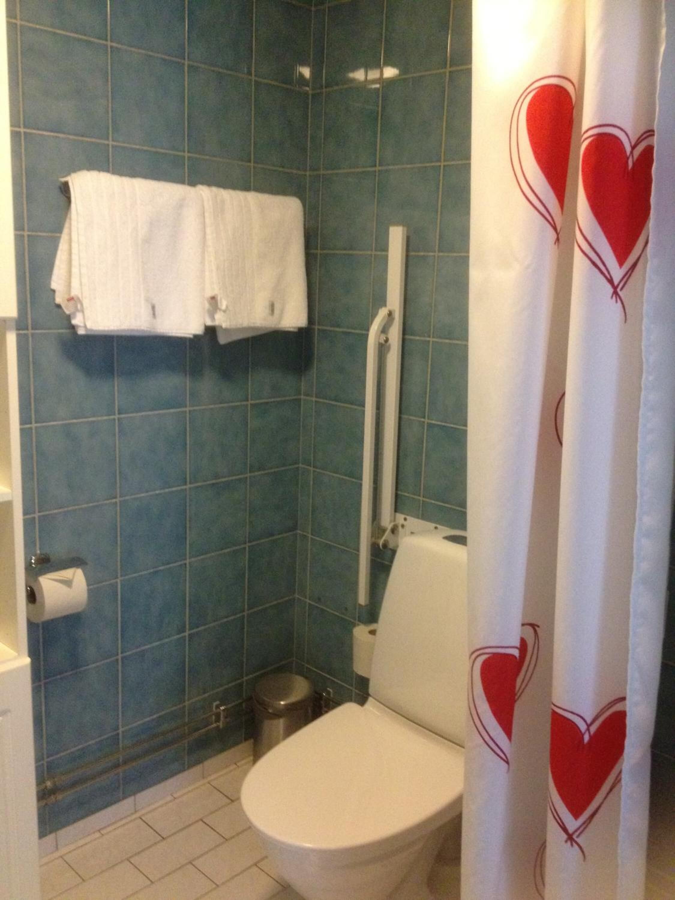 shower, free toiletries, towels