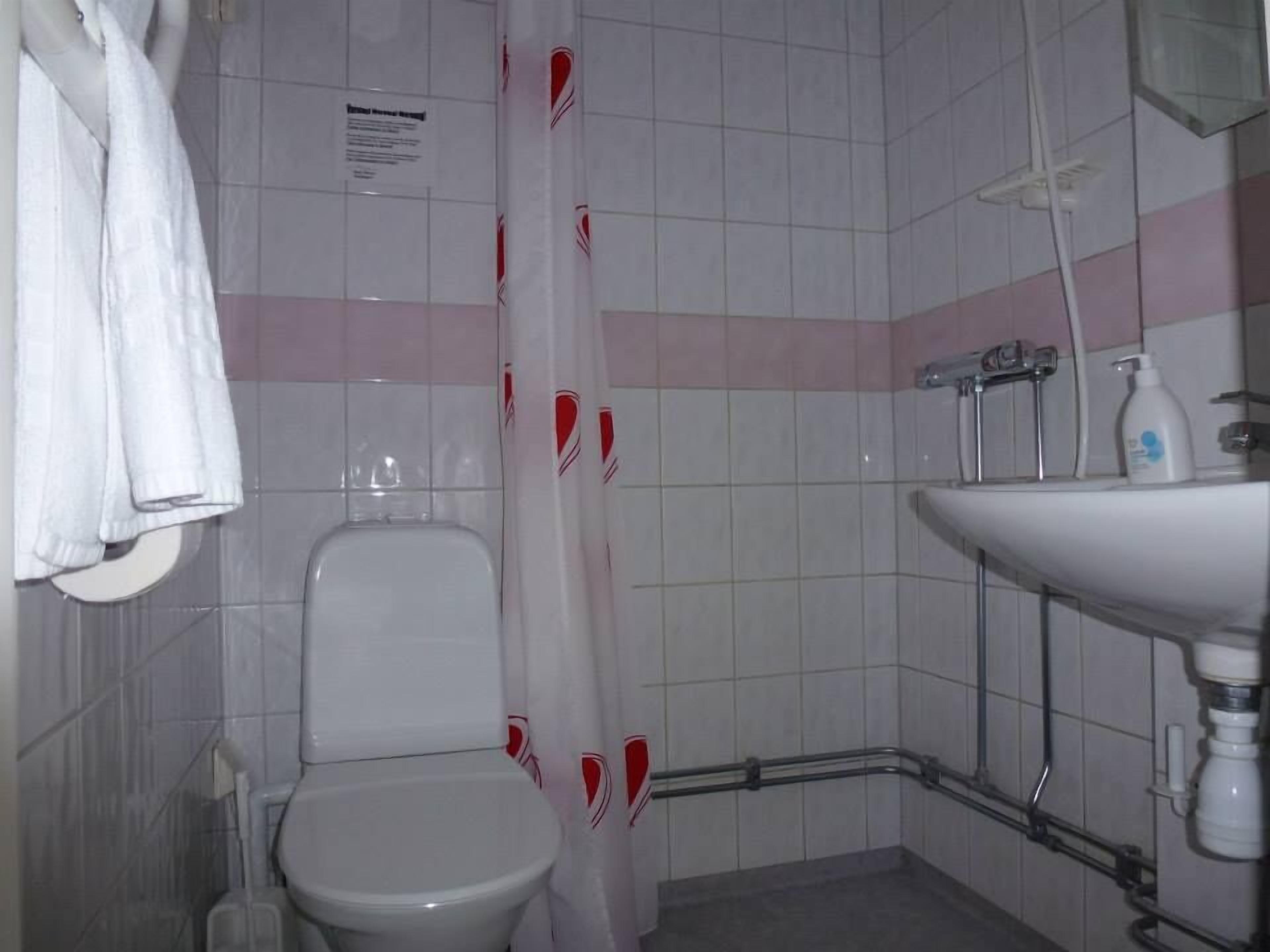 shower, free toiletries, towels