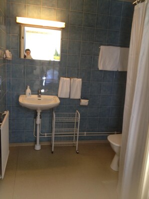 Regadera, amenidades de baño gratuitas, toallas