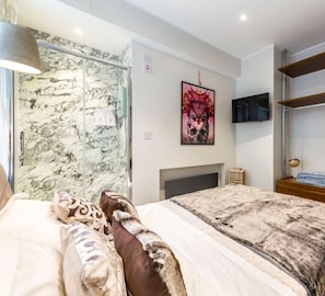 1 bedroom, blackout curtains, soundproofing, iron/ironing board - Soho Suite London (London)