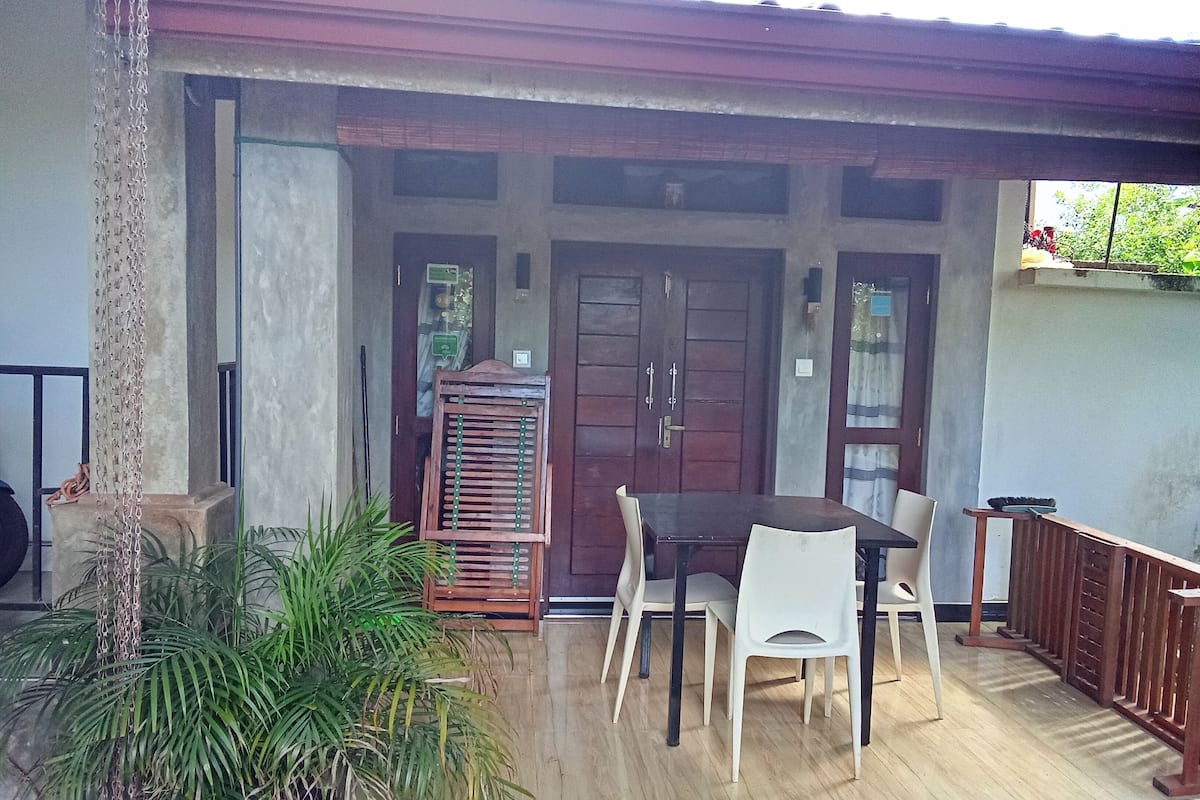 Deluxe-Zimmer, 1 Schlafzimmer, Raucher, Gartenblick | 1 Schlafzimmer, Zimmersafe, Schreibtisch, Bügeleisen/Bügelbrett