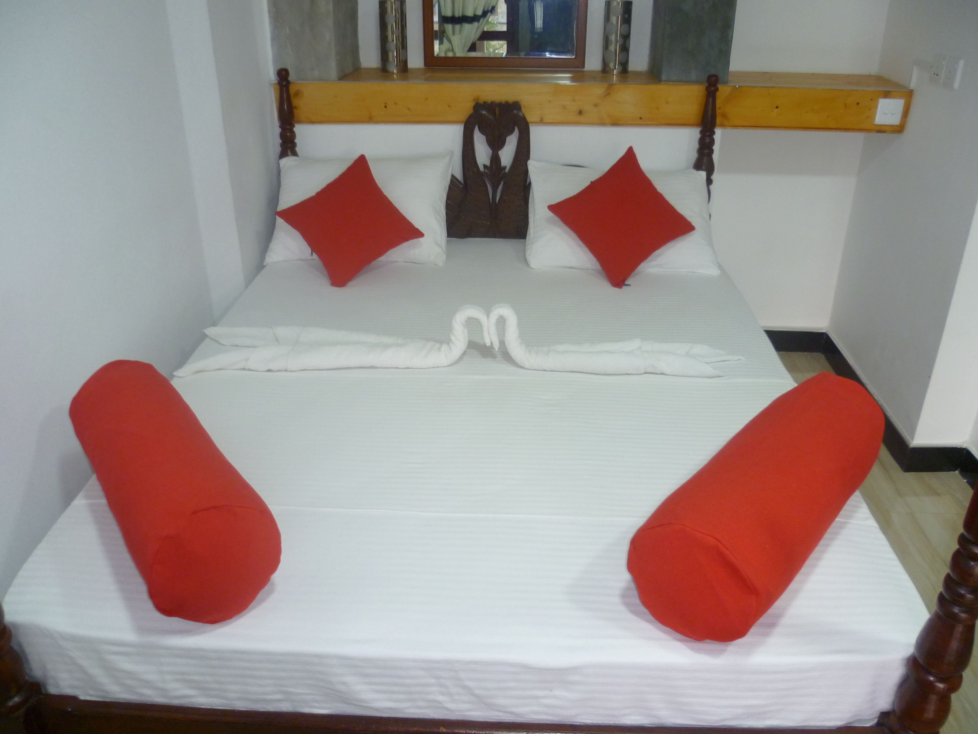 Rom – deluxe, 1 soverom, røyk, hageutsikt | 1 soverom, safe på rommet, skrivebord og strykejern/-brett