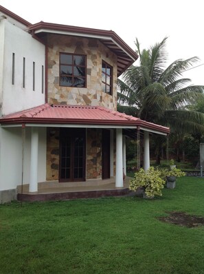 Property entrance - The villa sunshine (Divulapitiya)