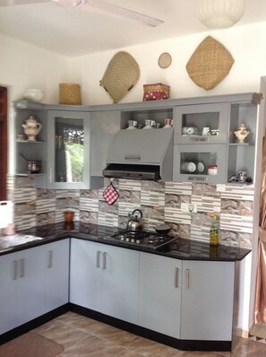 ห้องดีลักซ์, 1 ห้องนอน, สูบบุหรี่ได้, วิวสวน | ครัวส่วนตัว | ตู้เย็น, กาต้มน้ำไฟฟ้า, เก้าอี้กินข้าวสำหรับเด็ก