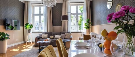 Signature-Apartment, 2 Schlafzimmer, Nichtraucher, 2 Bäder (Spacious, Sarego 28 Street) | Wohnzimmer | Flachbildfernseher