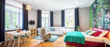 Departamento de diseñador, 1 habitación, para no fumadores, balcón (Jungle, Sarego 28 Street) | Sala de estar | Televisión de pantalla plana