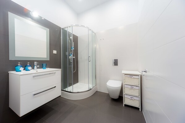 Signature Apartment, 2 Bedrooms, Non Smoking, 2 Bathrooms (Spacious, Sarego 28 Street) | Bathroom | Shower, free toiletries, hair dryer, towels - Between Old Town and Kazimierz - Fragola (Kraków)