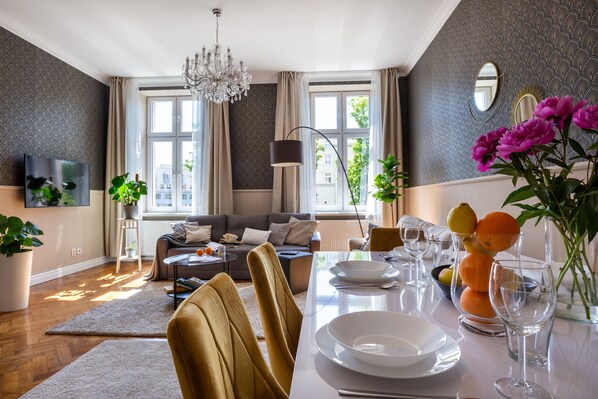 Departamento Prestigio, 2 habitaciones, para no fumadores, 2 baños (Spacious, Sarego 28 Street) | Sala de estar | Televisión de pantalla plana