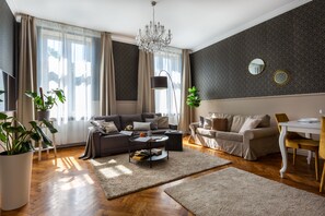 Departamento Prestigio, 2 habitaciones, para no fumadores, 2 baños (Spacious, Sarego 28 Street) | Área de sala de estar | Televisión de pantalla plana