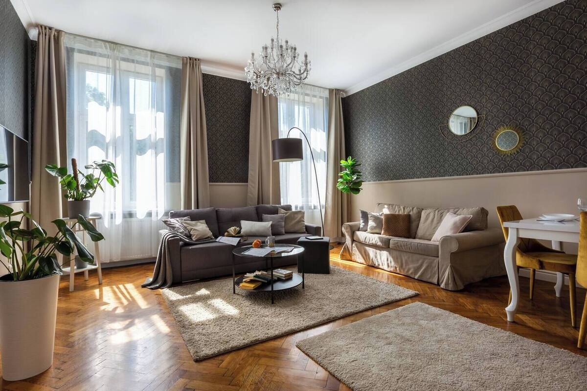 Un salon moderne avec un canapé, une table basse et un coin repas.