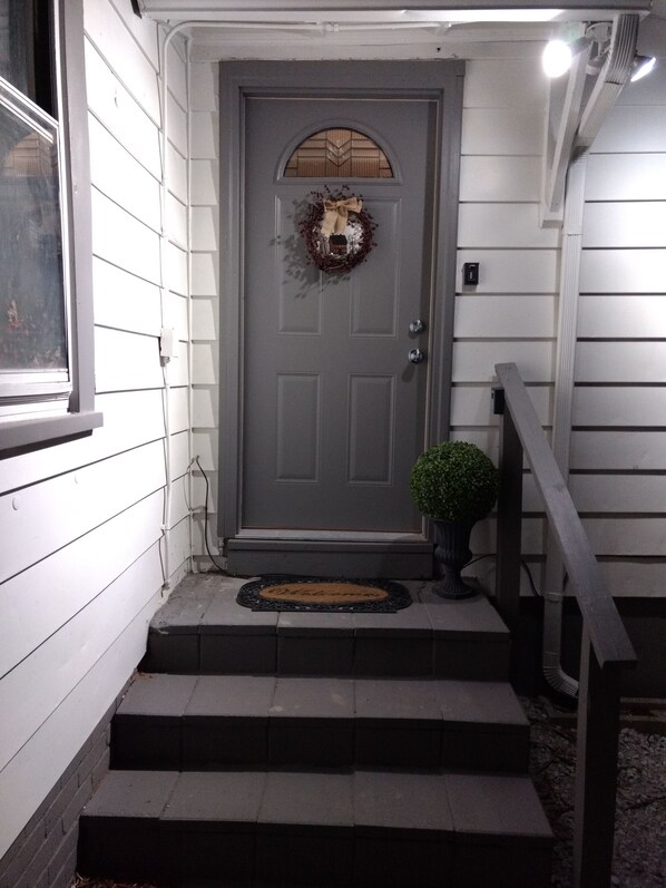 Studio Suite, 1 Bedroom, Kitchenette (215 C) | Porch