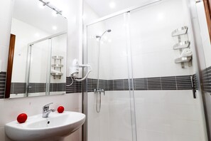Departamento, 2 habitaciones, Terraza, vista al mar | Baño | Regadera, secadora de cabello, toallas 