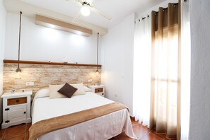 Penthouse, 2 Schlafzimmer, Terrasse | Zimmersafe, individuell dekoriert, individuell eingerichtet