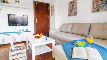 Apartamento, 2 habitaciones, balcón | Zona de estar | Una televisión de pantalla plana, Netflix, juguetes