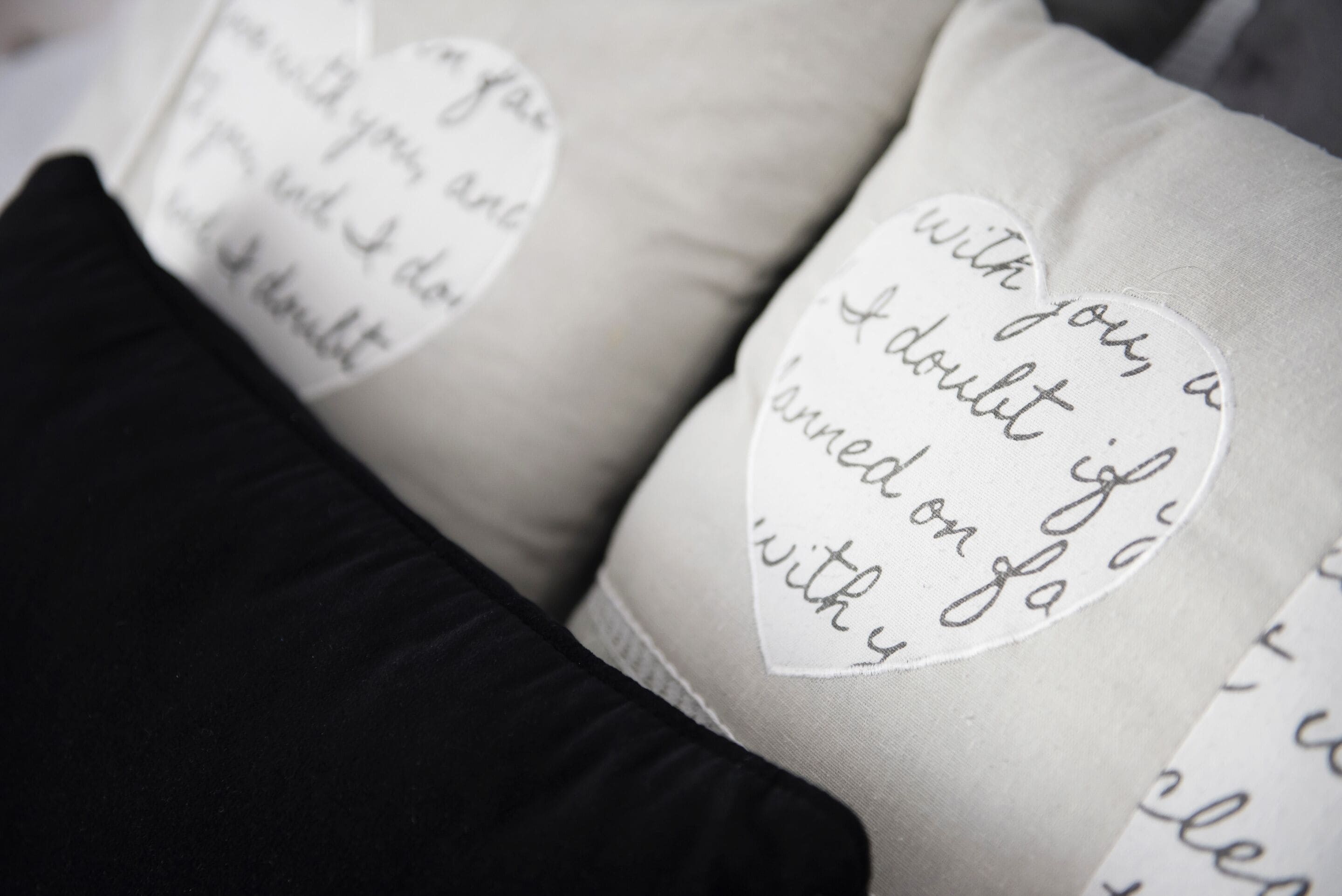 Almohadas con mensajes escritos a mano.