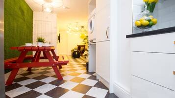 House, 6 Bedrooms | Private kitchen | Fridge, microwave, oven, stovetop