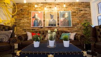 House, 6 Bedrooms | Living room