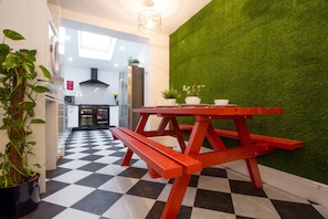 Hus, 6 soverom | Eget kjøkken | Kjøleskap, mikrobølgeovn, ovn og kokeplater