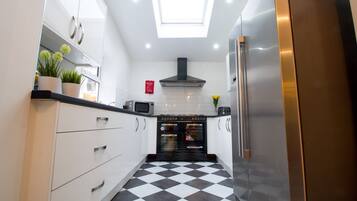 House, 6 Bedrooms | Private kitchen | Fridge, microwave, oven, stovetop