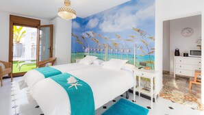 Un dormitorio con una cama grande, un mural en el techo, una araña y vistas a través de un ventanal, además de un aparador blanco.