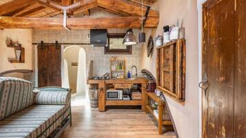 Design Room, 1 Bedroom, Terrace | In-room safe, individually decorated, desk, soundproofing