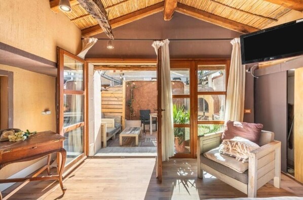 Design kamer, 1 slaapkamer, terras | Een kluis op de kamer, individueel gedecoreerd, een bureau