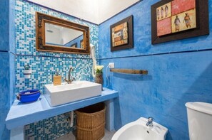 Classic Double Room (Vista Patio) | Bathroom