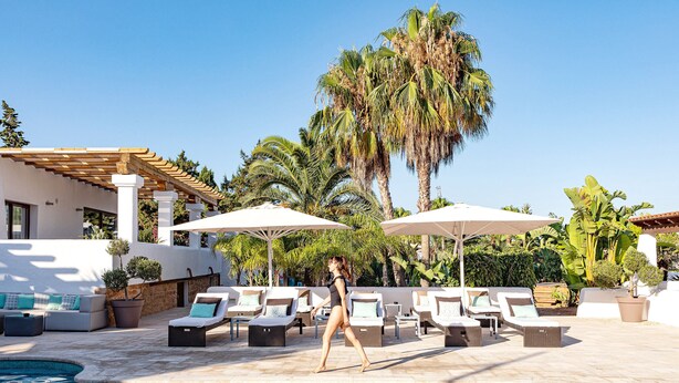 3 outdoor pools