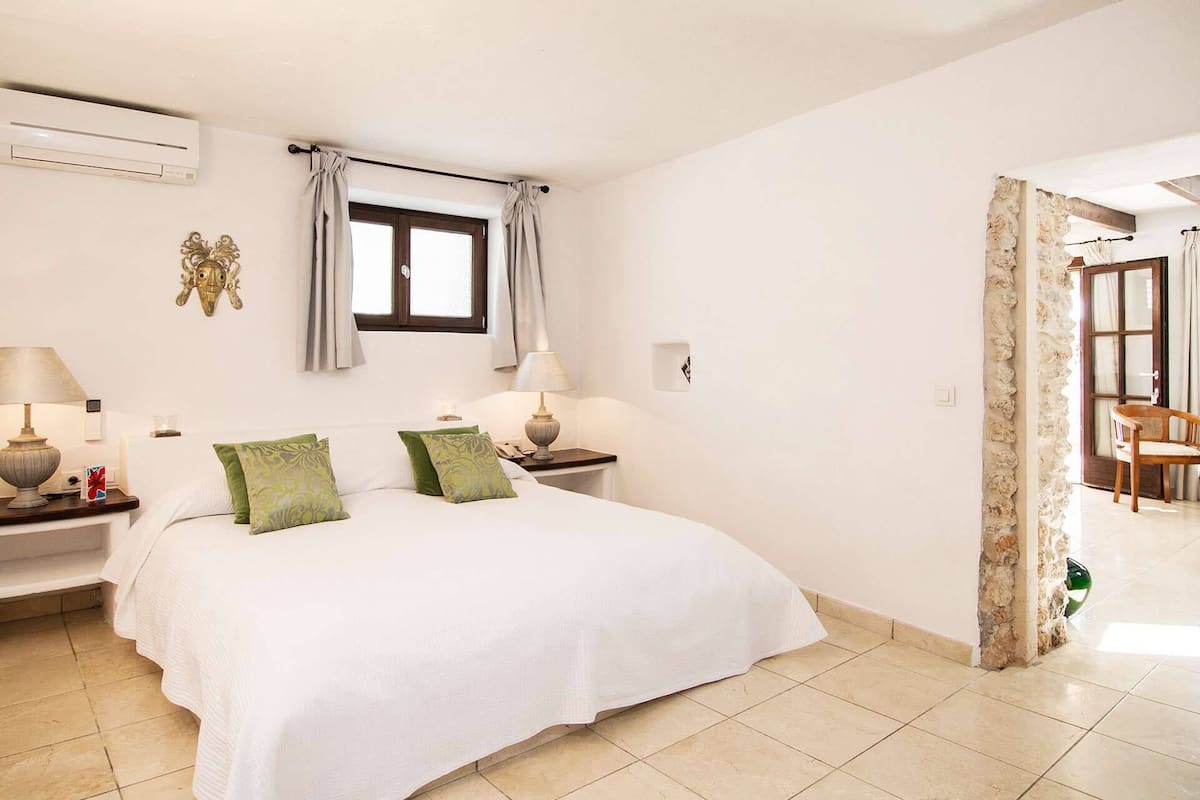 In-room safe, cribs (free), WiFi (free), bed sheets