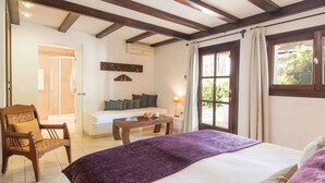 Double | In-room safe, cribs (free), WiFi (free), bed sheets