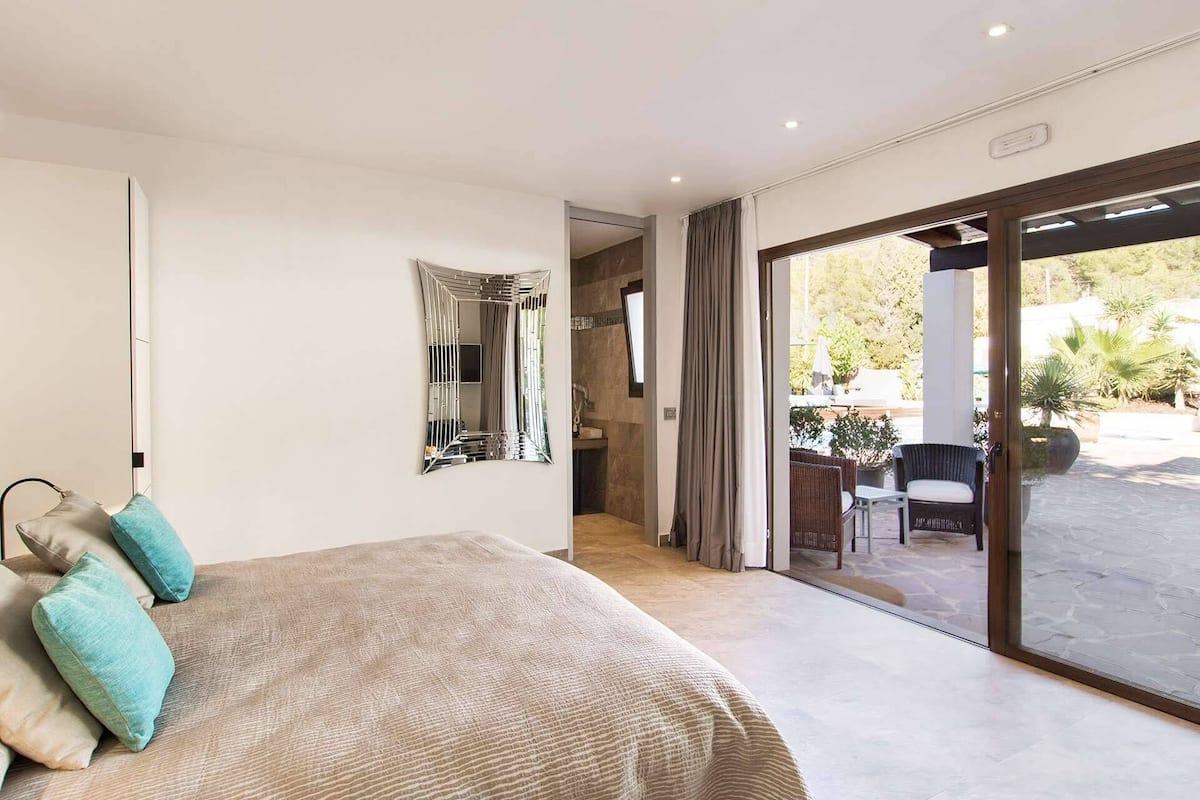 In-room safe, cribs (free), WiFi (free), bed sheets