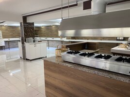 供应午餐和晚餐，土耳其菜