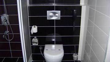 Rom – standard | Bad | Dusj, toalettartikler (inkludert), hårføner og tøfler
