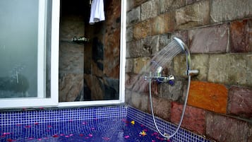 Habitación (Patang cottage with open to sky) | Baño | Regadera, regadera tipo lluvia, amenidades de baño gratuitas, toallas