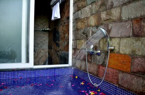 Patang cottage with open to sky hot tub | Bathroom | Shower, rainfall showerhead, free toiletries, towels - Bamboo Saa Resort & Spa - Udaipur (Udaipur)