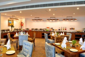 2 restaurants, international cuisine